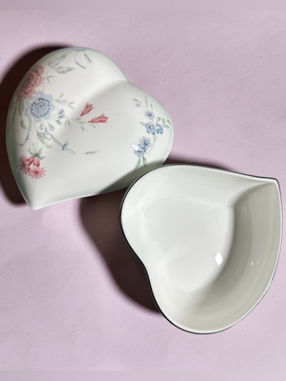 Vintage Mikasa Bone China Gardenview
Heart Shape Trinket Box Candy Dish
EUC